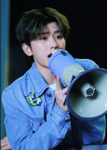 蔡徐坤和易烊千玺同框,网友:一张网红脸,一张明星脸