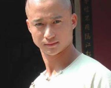 吴京的电影以技巧见长,而且剧情也不错,他于1994年在国家举办的枪 