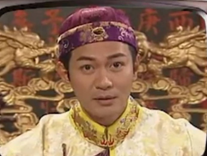 江华|58岁江华到超市买厕纸，打扮新潮走路霸气如皇帝，还以为他在拍戏