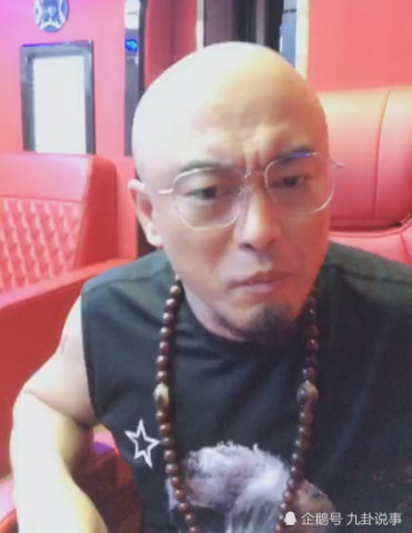 百万星光五哥泪洒直播间,称716蜜哥独自躲在角落,看见心酸落泪