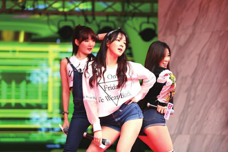 韩国组合trinity带来精彩表演.