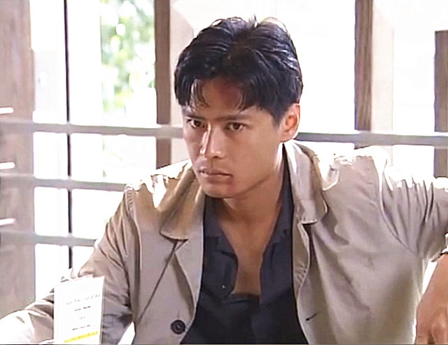 年轻时帅过张智霖,在新加坡红了22年!如今再高片酬也请不动他了