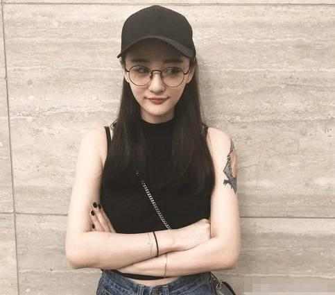 英雄联盟:uzi女友身上多处纹身,网友:社会我咪姐