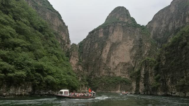 北京一座山谷卧着两条"巨龙",一条"龙"载人上山,一条静卧!