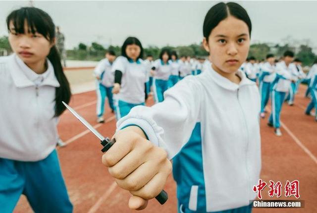 组图广东惠州新生军训女学生挥匕首练习防身