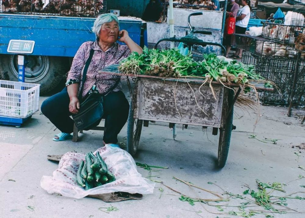 卖菜的老大娘,愿您在暴雨中平安回家_腾讯新闻