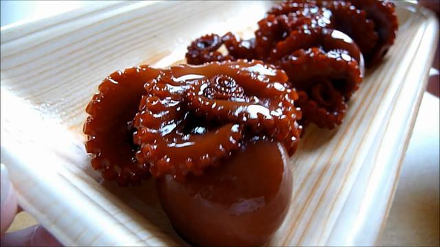 在日本花22元就买到3只红章鱼,一口咬下去吃出"蛋黄"来