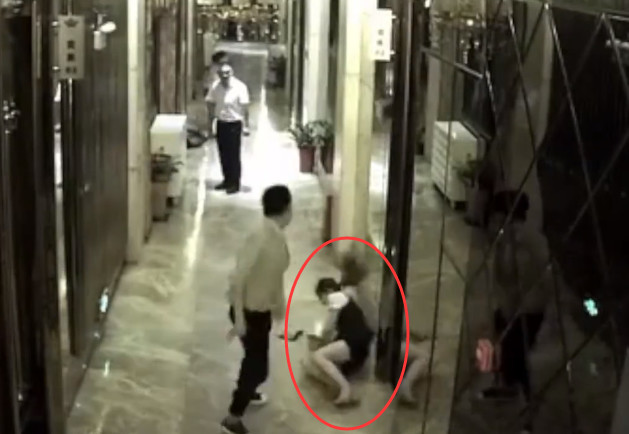 ktv女服务员遭男子飞踹,保安解围遭3人围攻!