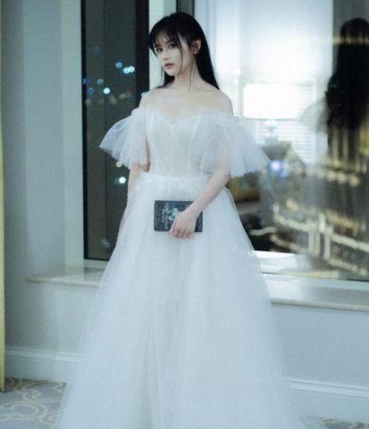 她在《特工王妃》给赵丽颖作配,杨颖称她为女神,长相比李沁还美