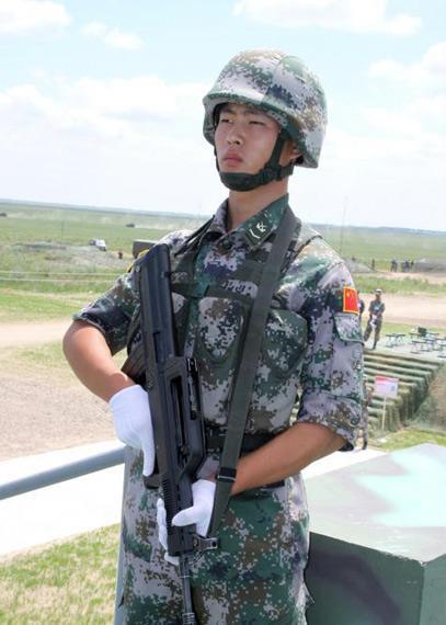 门口站哨的士兵枪中到底有没有实弹当过兵的人都知道