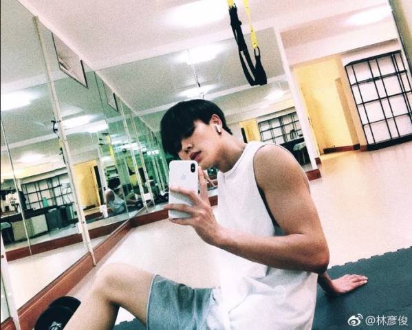 nineprecent 林彦俊凌晨发博,大晚上举铁练肌肉?粉丝:快去睡觉