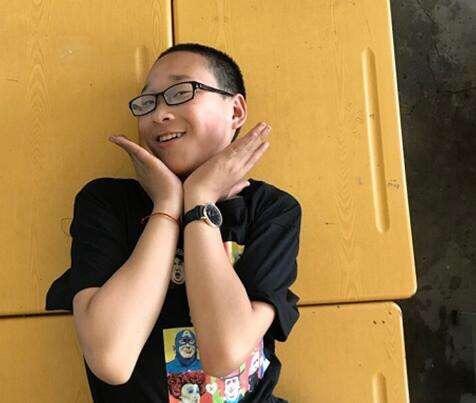 快手网红"国服第五骚",遭封杀后在网吧被打,网友嫌下手太轻