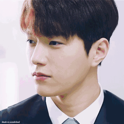 剧中,金明洙饰演超精英法官"林巴伦",是一个高冷而又多情的角色.