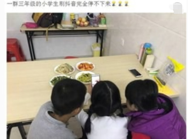 熊孩子在家玩抖音,误直播妈妈洗澡全过程,播放