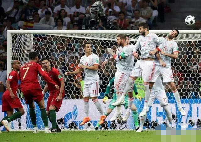 世界杯西班牙对葡萄牙,C罗执行任意球之前,为