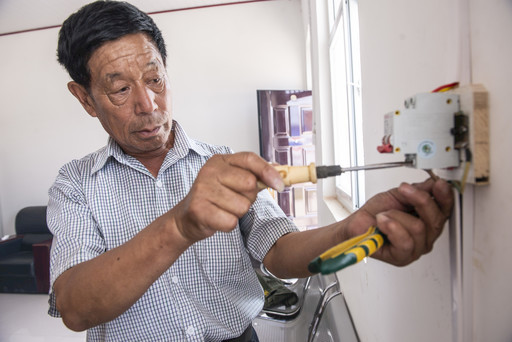 鹤壁70岁老党员李德明退休回乡 义务为