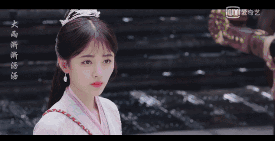 还有女主随时随地投怀送抱,"芸汐抱"飞扑