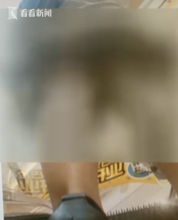 实拍猥琐男趁美女上电梯紧贴身后伸手偷拍裙底