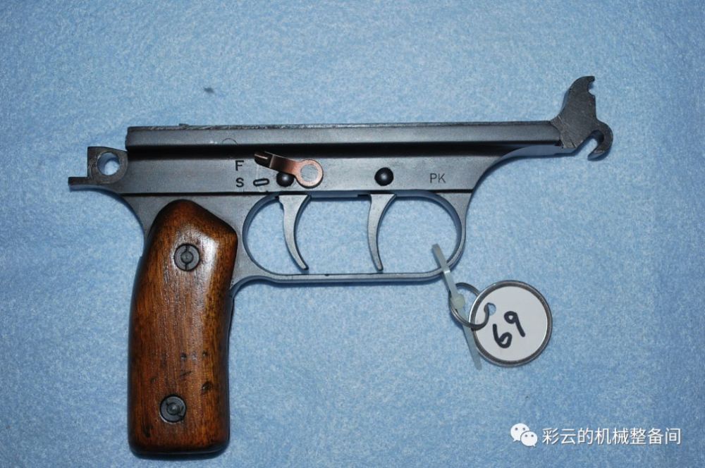 拨动选择杆可选择保险,单发和连发;fm1924/29轻机枪的单连发实现方式