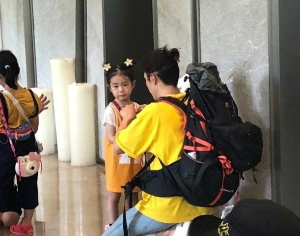 日前,戚薇女儿参加亲子真人秀综艺《想想办法吧爸爸》而曝光,lucky