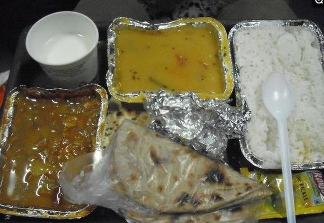 直击印度最"豪华"火车便当,看看跟咱们的高铁盒饭比哪个更良心