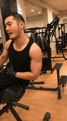 在电影开拍前很久,黄晓明就开始保持针对性地健身了 看看这些黄晓明痛