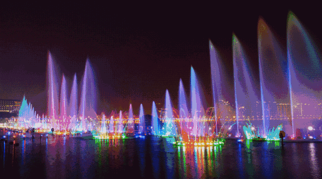 刺激!太行寻梦园网红桥上帅哥美女纷纷落水