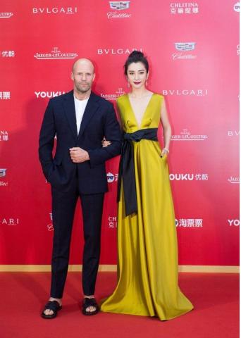 杰森斯坦森穿拖鞋西装走红地毯,网友称:年纪才