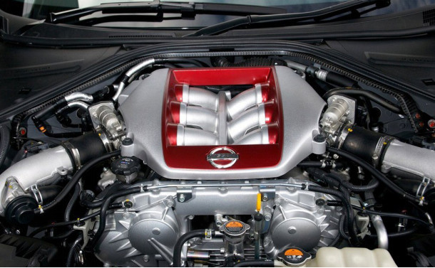 8lv6双涡轮增压发动机,型号为vr38dett,最大功率为480马力,最大扭矩为