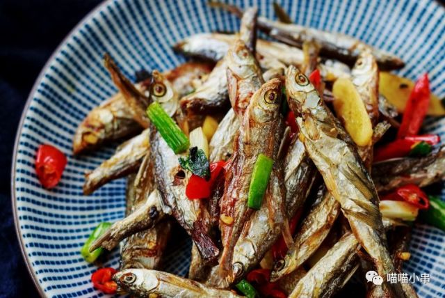   锅里倒进油,放豆豉,姜片,小葱花,辣椒碎用小火炒香.