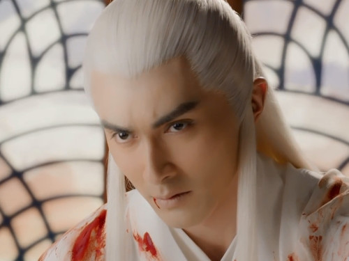 在织越将凤九关进锁妖塔之时,东华帝君一个瞬移就到了锁妖塔前,东华