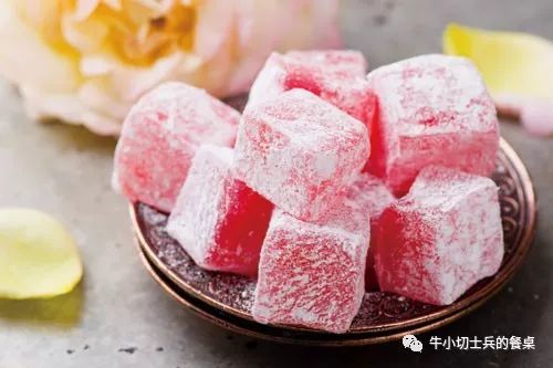 挂满糖霜的土耳其软糖,娇艳动人,玫瑰红色表明是玫瑰香水口味.