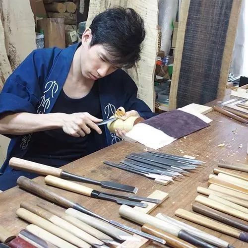 大竹亮峯|80后小哥雕出“活”龙虾，刀工变态、难辨真假，还原度100％！