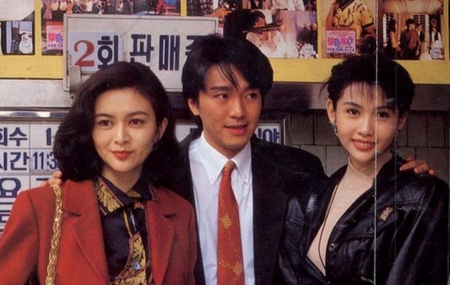 邱淑贞与男明星的合影,成龙穿着白色短裤,周星驰一身黑色西装