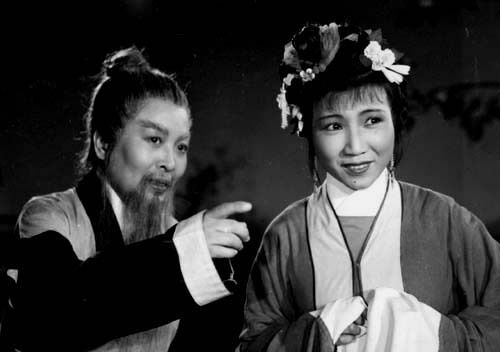 借鉴绍兴大班中的尺调,融合到越剧的四工调中,唱腔高亢遒劲,清峻壮美