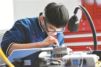 海报观潮丨"蓝领"月薪赶超大学生,是偶然还是必然?_腾讯新闻