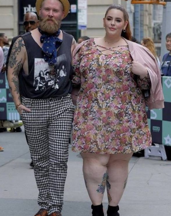 200斤模特上街引围观,面对偷拍主动摆姿势,看到腿令人羡慕