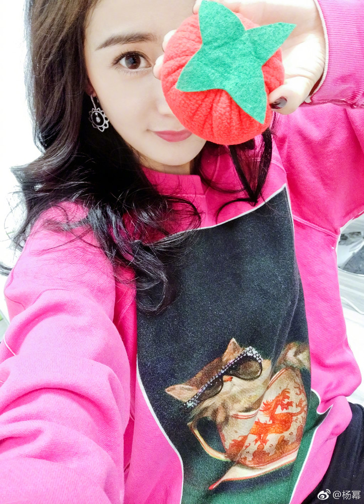 杨幂开心玩自拍剪刀手巴掌脸抢镜,看到自拍后:果然又不露全脸