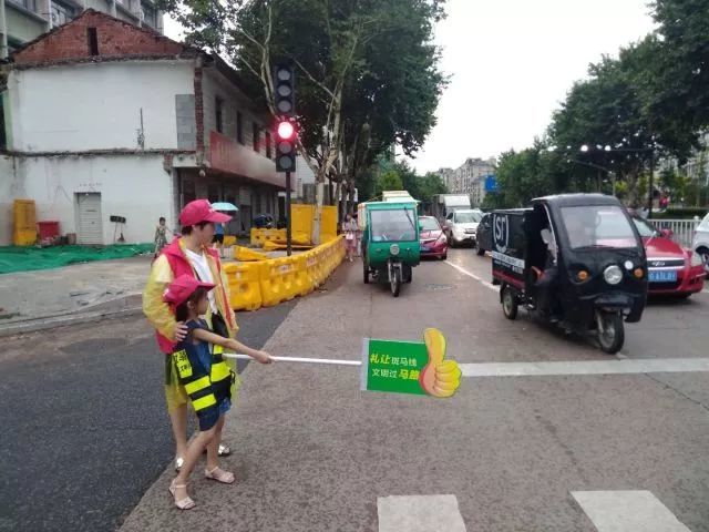 今天,从区长读城到志愿者点亮街巷,感受婺城