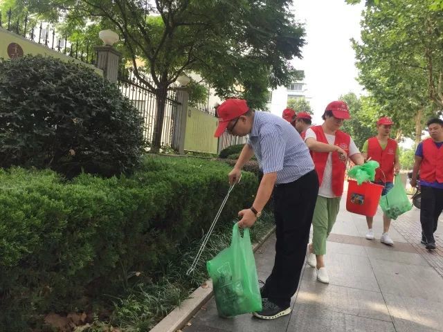 今天,从区长读城到志愿者点亮街巷,感受婺城