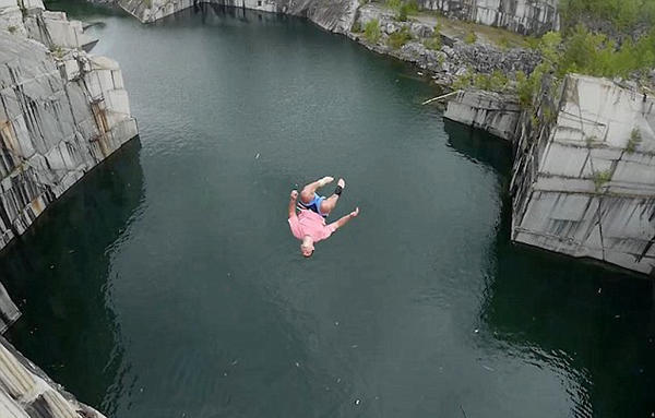 男子34米高悬崖跳水 啪一声韧带肌腱全撕裂