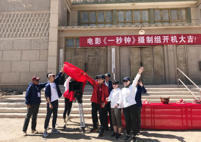 一线|张艺谋新片《一秒钟》开机 主演张译剃光