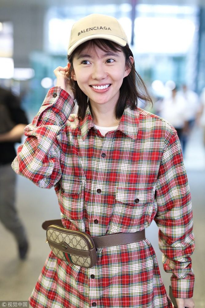 "诺澜"刘萌萌现身机场素颜朝天 与"新晋老公"白宇相恋五年