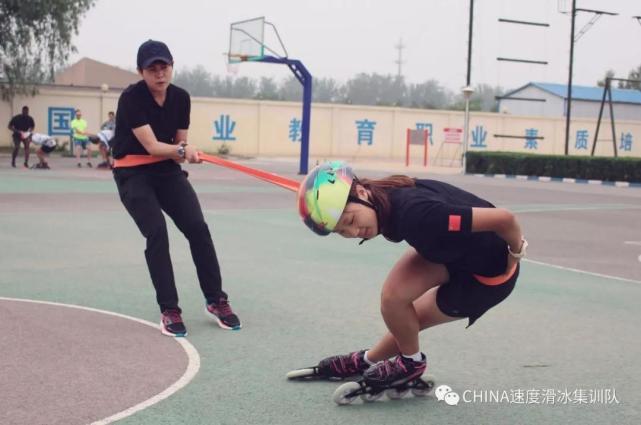 王蒙以教练员身份过生日 集训队送全员签名队