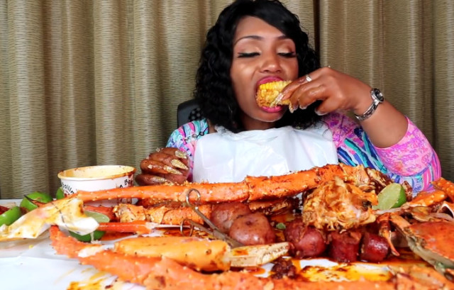 外国黑人阿姨吃"帝王蟹",豪放吃法手上嘴上都是汁,指甲实在太抢镜了