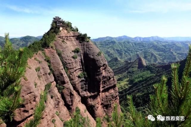 云华山孤峰耸峙,悬崖高峻,四面临空,只有一面与塔子山山脉的"天桥"