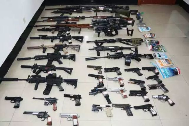 小伙卖的狗粮其实是子弹家中书房变成枪械库