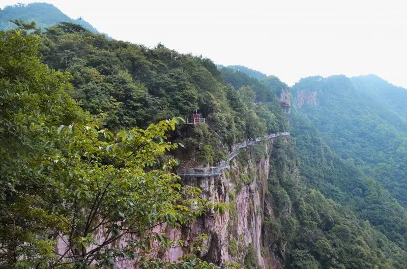 徐凫岩景点位于四明山中段,上通四明山森林公园,北溪漂流,丹山赤水,下