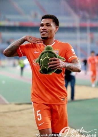 鲁能球员四脚朝天 疑似辱国安