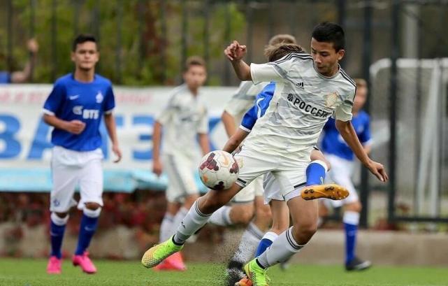 标2022!国足需重组前场框架 华裔球员或成新思